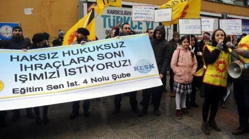 İhra&ccedil; Edilen &Ouml;ğretmen I&ccedil;in Okul &Ouml;n&uuml;nde Destek Eylemi