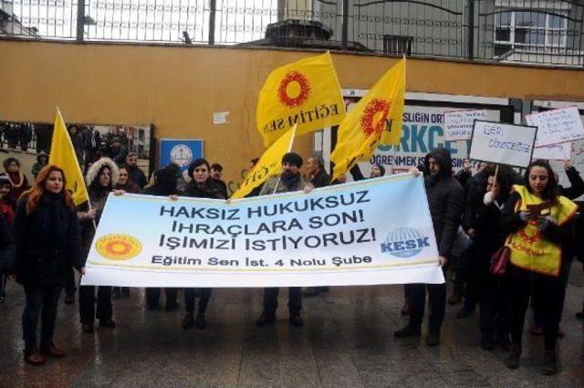 İhra&ccedil; Edilen &Ouml;ğretmen I&ccedil;in Okul &Ouml;n&uuml;nde Destek Eylemi 1