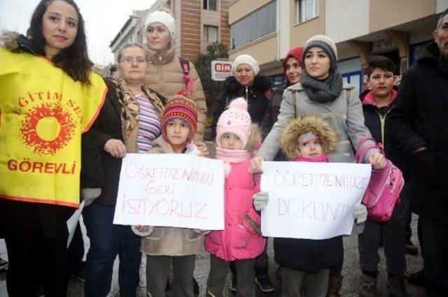 İhra&ccedil; Edilen &Ouml;ğretmen I&ccedil;in Okul &Ouml;n&uuml;nde Destek Eylemi 3