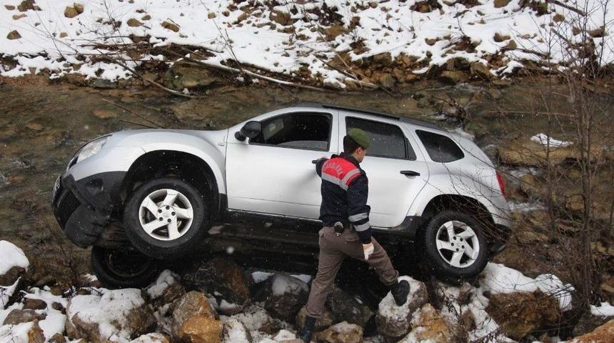 Aracıyla 10 Metreden Dereye U&ccedil;tu