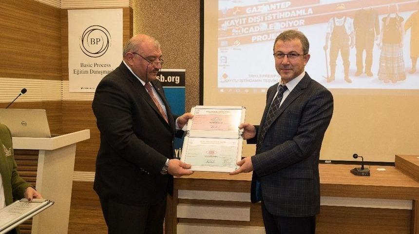 &Uuml;nl&uuml; Ekonomist Vedat &Ouml;zdan Gaziantepli Sanayicilerle Bir Araya Geldi