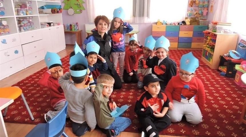 Polisten Minik &Ouml;ğrencilere Eğitim