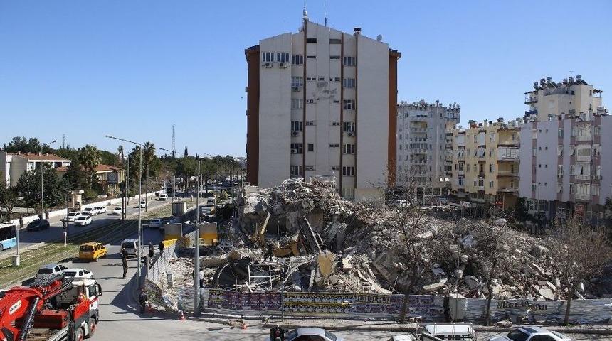 Binada Yıkım &Ccedil;alışması Yapan İş Makinesi Devrildi