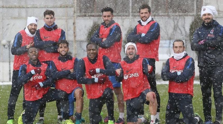 Trabzonspor Kar Altında &Ccedil;alıştı