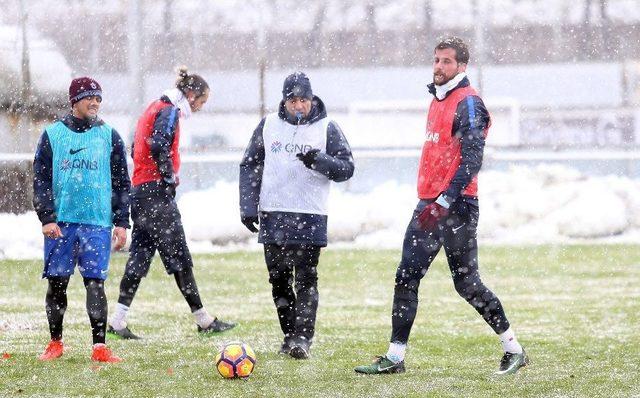 Trabzonspor Kar Altında Çalıştı