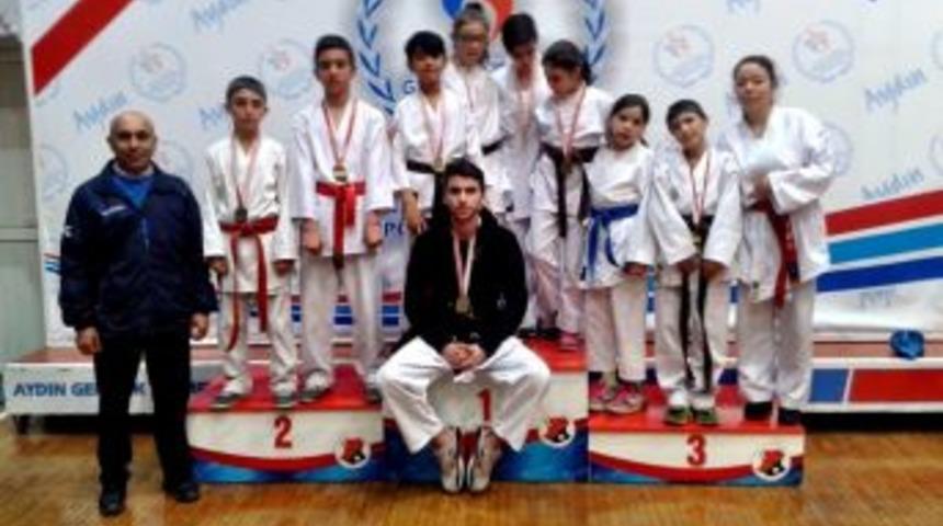 S&ouml;keli Karateciler Aydın&rsquo;dan 9 Madalyayla D&ouml;nd&uuml;