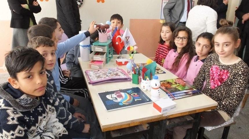 Burhaniye&rsquo;de &Uuml;niversiteliler K&ouml;y Okuluna Sosyal Aktiviteler Sınıfı Kazandırdı