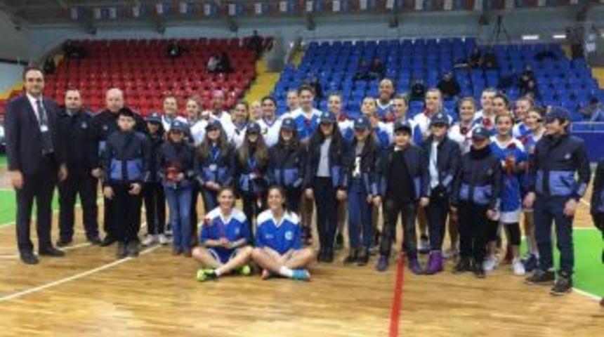 Minik Zabıtalar, İzmit Belediyespor Bayan Basketbol Takımına Destek Verdi