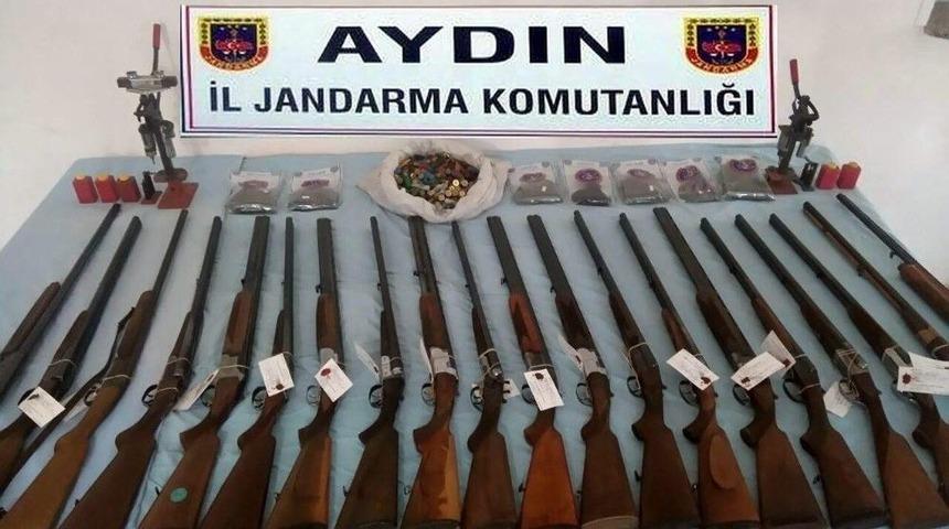 G&ouml;revliyi Tehdit Eden Ka&ccedil;ak Avcının Evinden Cephanelik &Ccedil;ıktı
