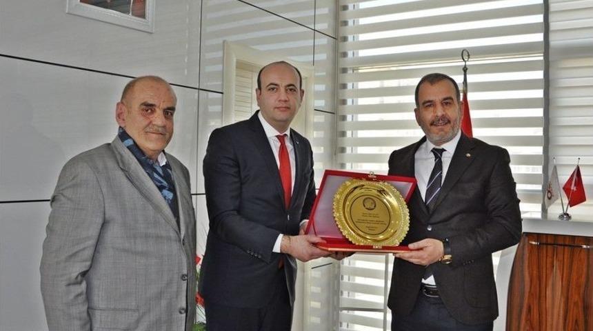 Engellilerden Başkan Alan&rsquo;a Plaket