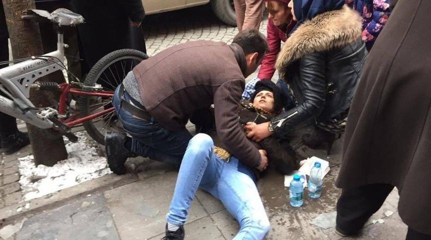 Yolda Y&uuml;r&uuml;rken Kafasına Pencere D&uuml;şen Gen&ccedil; Kız Ağır Yaralandı