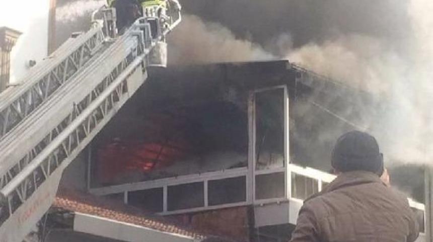 Amasya&rsquo;Da 3 Katlı Restoranın &Ccedil;atı Katı Yandı