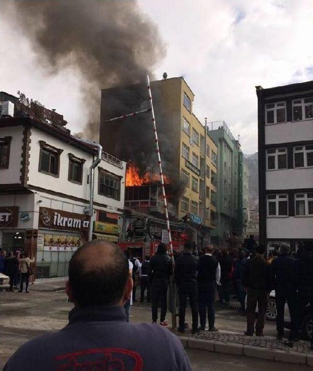 Amasya’Da 3 Katlı Restoranın Çatı Katı Yandı
