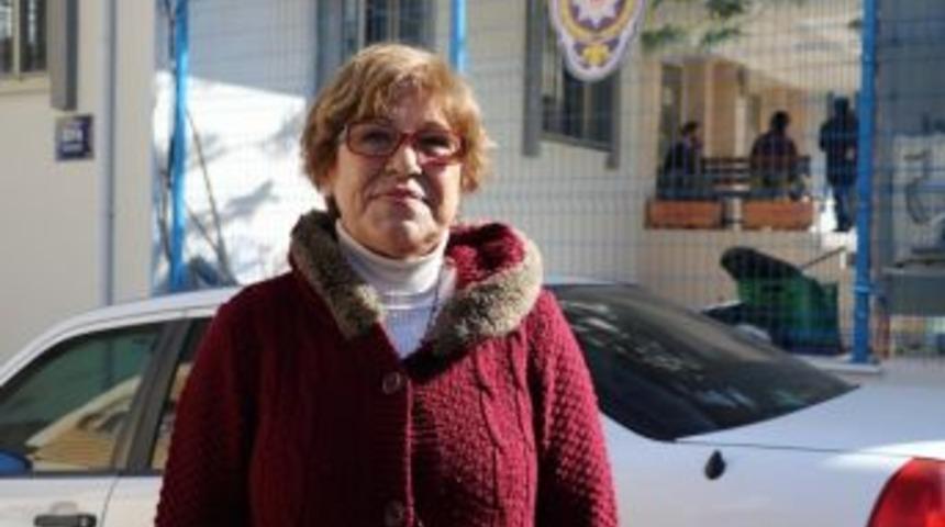 İzmir&rsquo;de Referandum &Ccedil;alışmaları Sırasında Chp&rsquo;li Kadınlara Saldırı