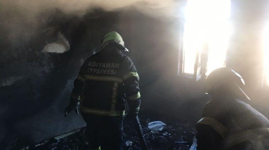 Yatak Odasında &Ccedil;ıkan Yangın Paniğe Neden Oldu