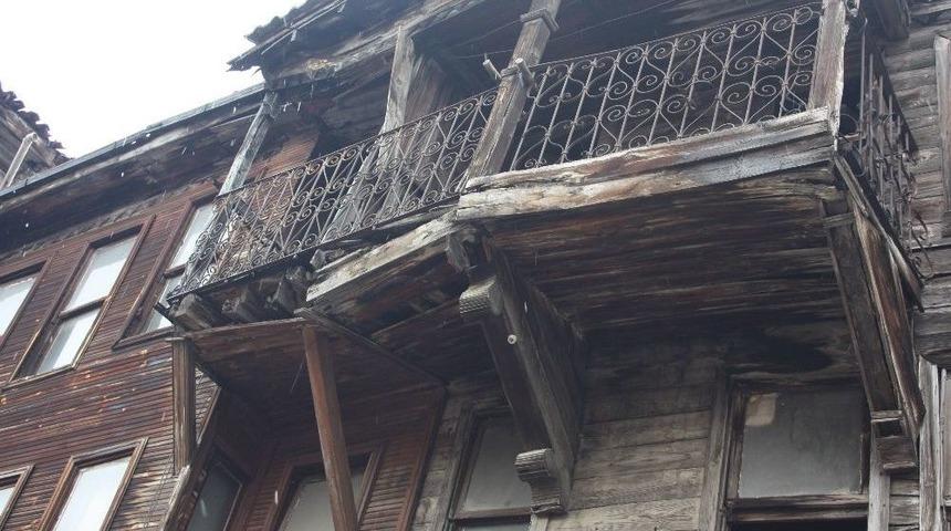 Yıkılmak &Uuml;zere Olan Ev Tehlike Sa&ccedil;ıyor