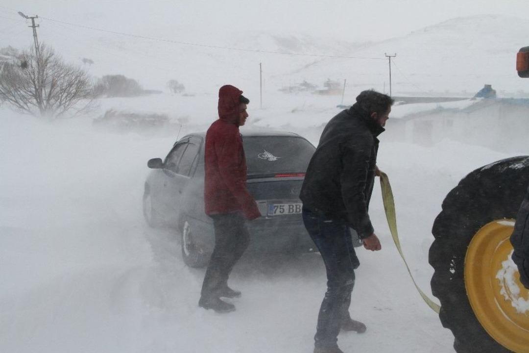 Kar Ve Tipiden Kapanan Yolda Mahsur Kalan &Ouml;ğrenciler Kurtarıldı