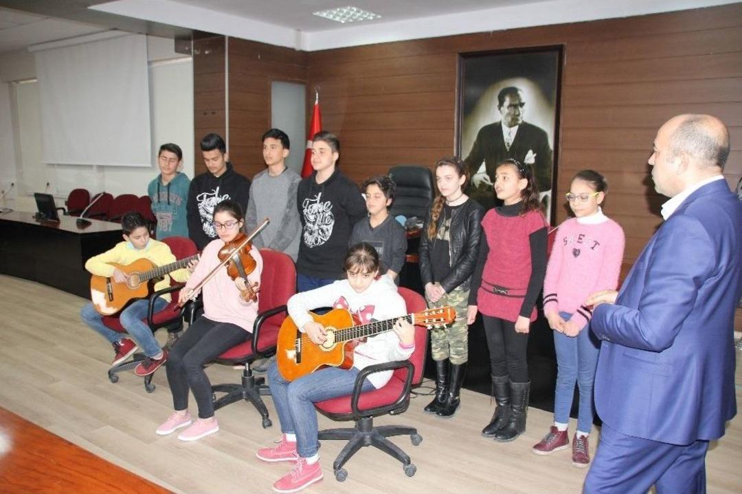 M&uuml;lteci &Ccedil;ocuklar Savaşın Acısını M&uuml;zikle Anlatıyor