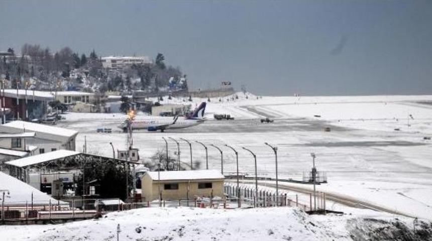 Trabzon'da Kar Yağışı U&ccedil;ak Seferlerini Aksattı