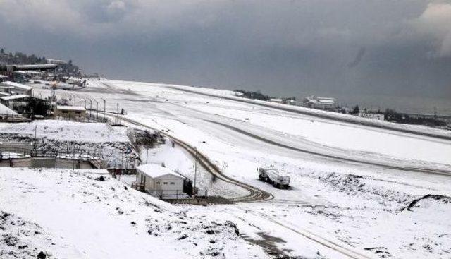 Trabzon'da Kar Yağışı Uçak Seferlerini Aksattı