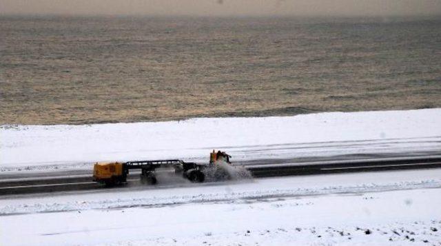 Trabzon'da Kar Yağışı Uçak Seferlerini Aksattı