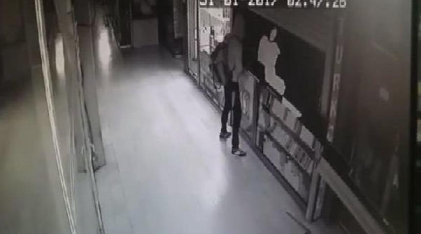 Cep Telefonu Hırsızlığı Kameraya Yansıdı