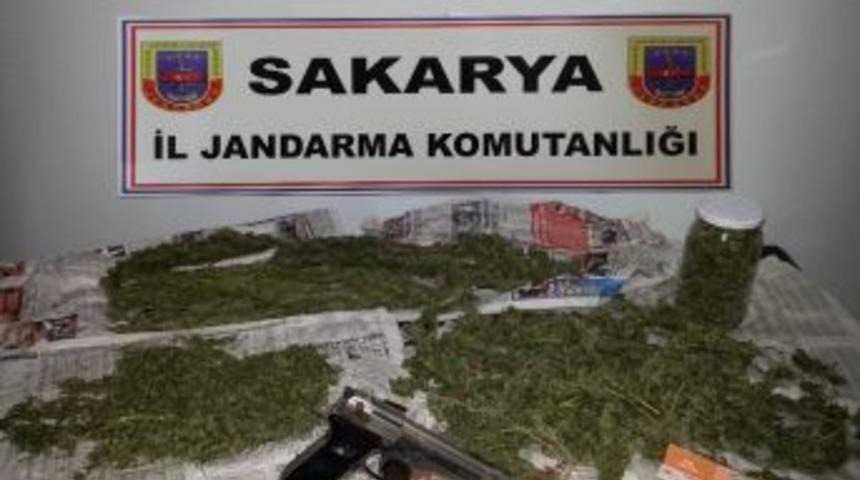 Sakarya&rsquo;da 820 Gram Kubar Esrar Ele Ge&ccedil;irildi