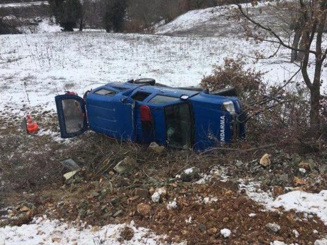 Jandarma Aracı Şarampole Uçtu, 3 Asker Yaralandı 1