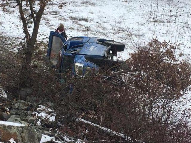 Jandarma Aracı Şarampole Uçtu, 3 Asker Yaralandı 2