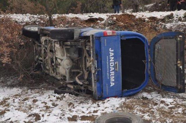 Jandarma Aracı Şarampole Uçtu, 3 Asker Yaralandı 3