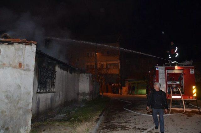 Evi Yanan Anne, Oğlunu Göremeyince Gözyaşlarına Boğuldu