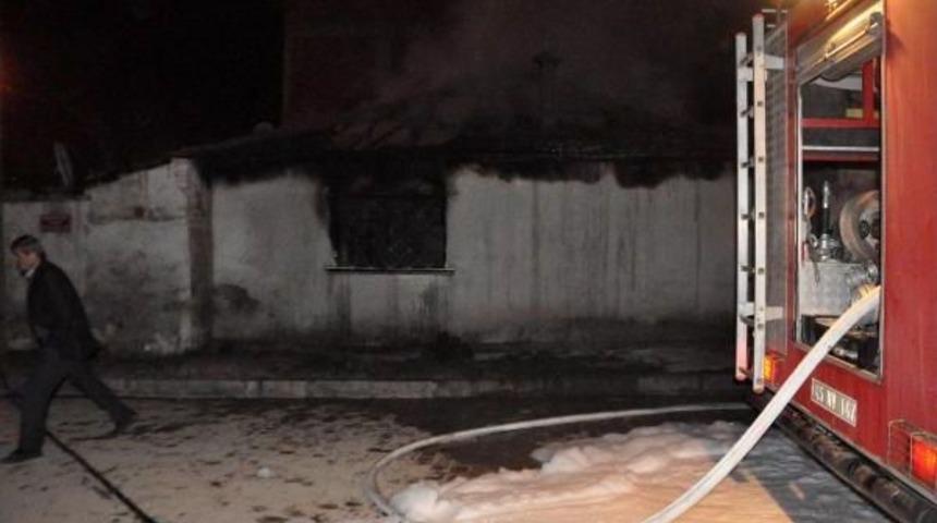 Ateşe Verdiği Evde Dumandan Zehirlendi