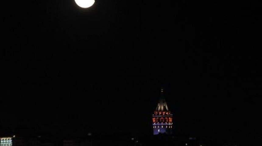 İstanbul'da Ay Karpostallık G&ouml;r&uuml;nt&uuml;ler Oluşturdu