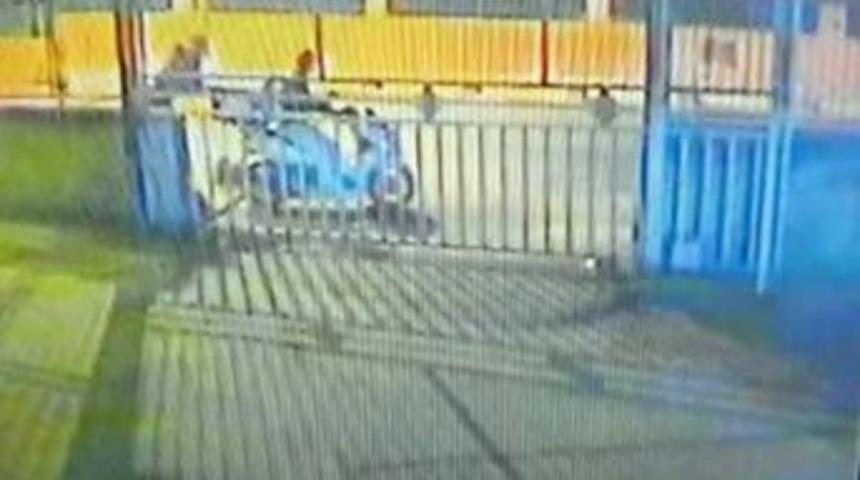 (&ouml;zel Haber) Şişli&rsquo;de Motosiklet &Ccedil;alan Hırsızlar Kamerada