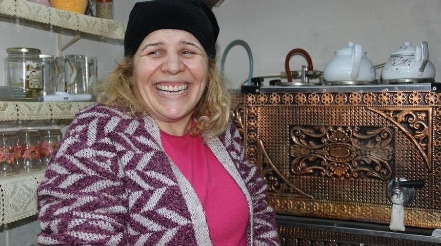 Kahkahalarıyla &Ccedil;evresine Neşe Sa&ccedil;ıyor