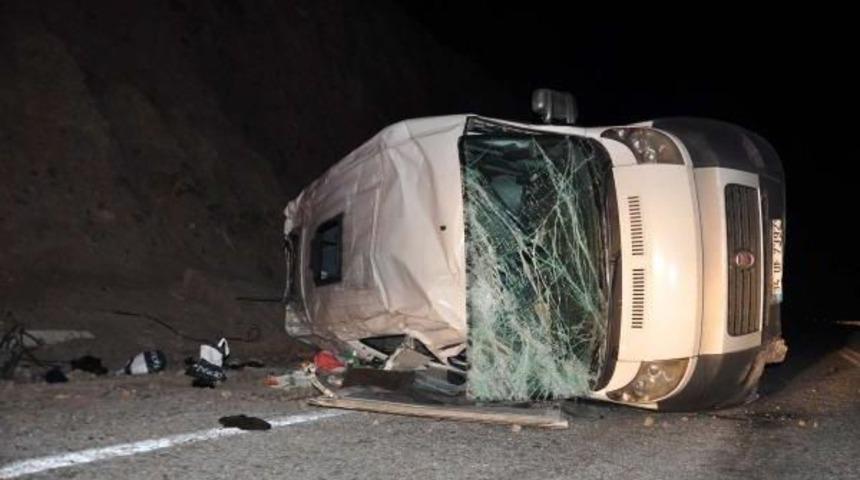 M&uuml;ltecileri Taşıyan Minib&uuml;s Devrildi: 7 Yaralı