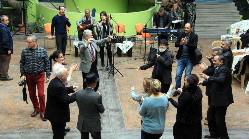 Huzurevi Sakinleri G&ouml;n&uuml;llerince Eğlendi