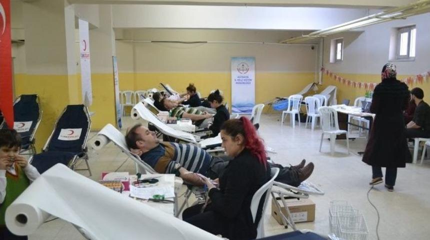 Kızılay&rsquo;a Kan Bağışı