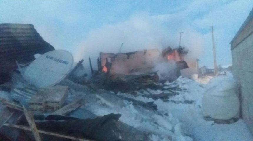 Horasan&rsquo;da İki Ev Yanarak K&uuml;l Oldu