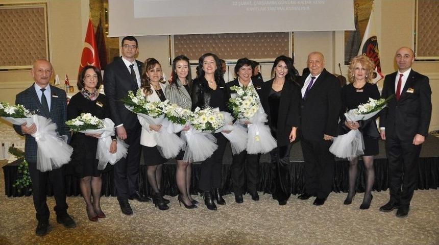 İlkokula Başlayacak &Ouml;ğrenciler Kayıt Sırasını, &Ouml;ğretmen Ve Eğitim Programlarını Noter Huzurunda Se&ccedil;ti