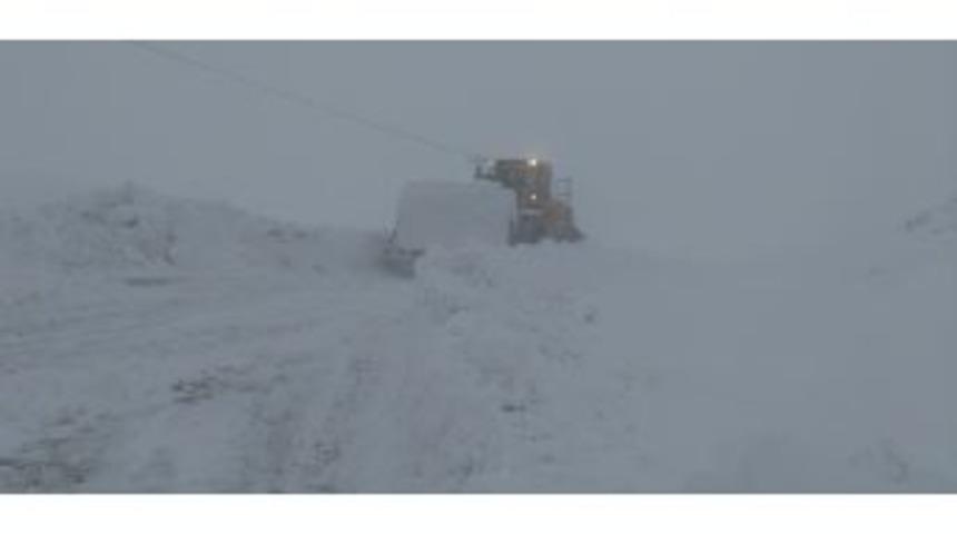 Hakkari&rsquo;de 32 K&ouml;y İle 131 Mezra Yolu Ulaşıma Kapandı