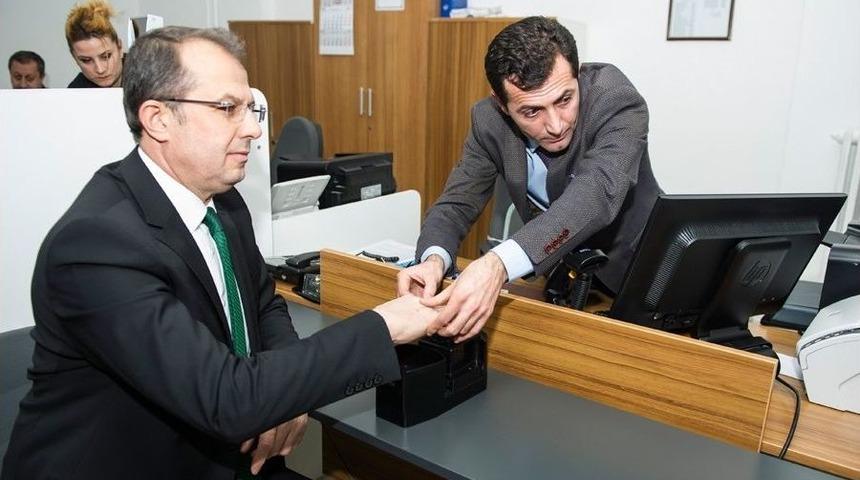 Vali Taşyapan, Yeni Kimlik Kartı İ&ccedil;in M&uuml;racaat Etti