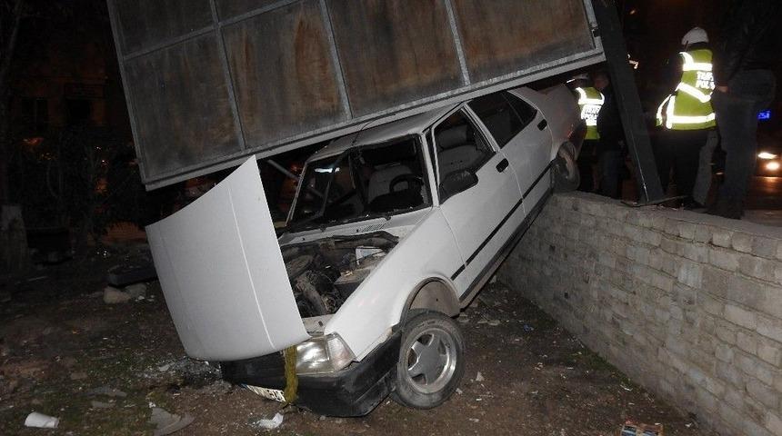 Manisa’da Polis Uygulamasından Kaçmak İsteyen Sürücü Kaza Yaptı