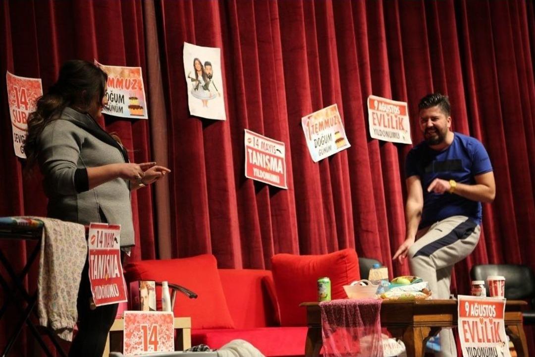 Efeler&rsquo;de Kitaplar Bilet, Biletler De Kahkaha Oldu