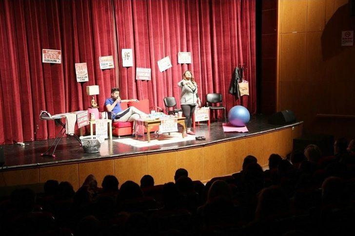 Efeler’de Kitaplar Bilet, Biletler De Kahkaha Oldu G1