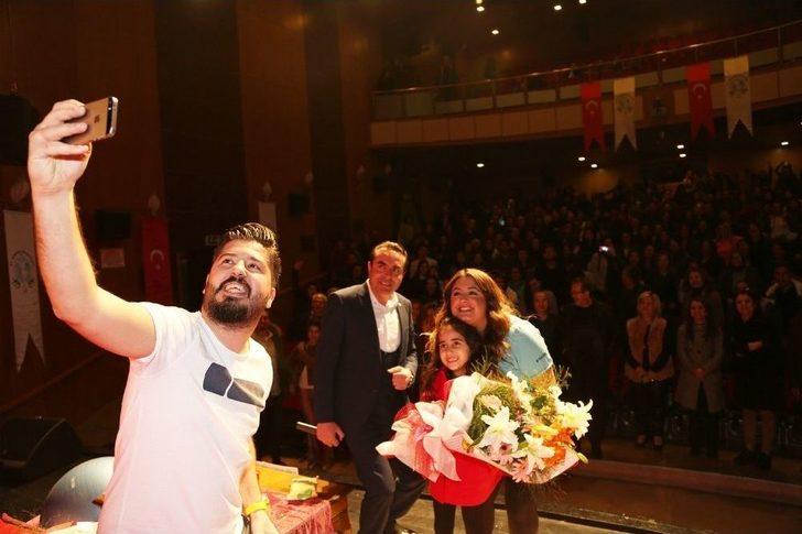 Efeler’de Kitaplar Bilet, Biletler De Kahkaha Oldu G5