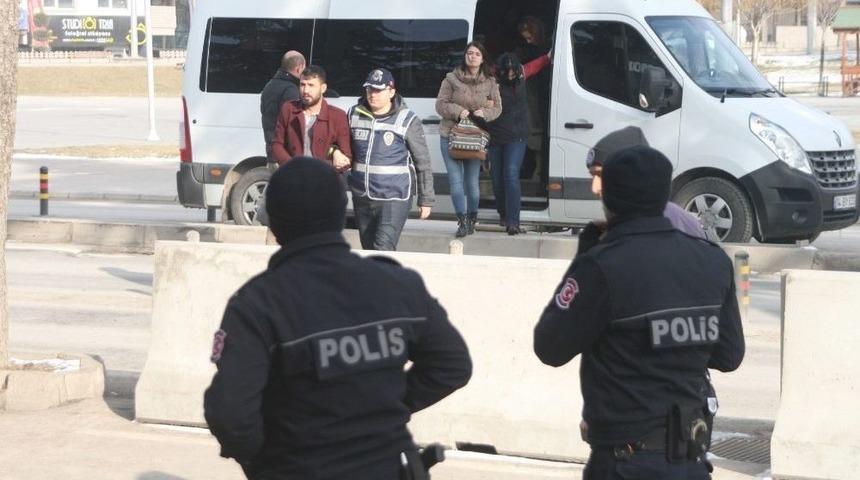 Ter&ouml;r Operasyonunda G&ouml;zaltına Alınan 7 Kişiden 5&rsquo;i Adliyeye Sevk Edildi