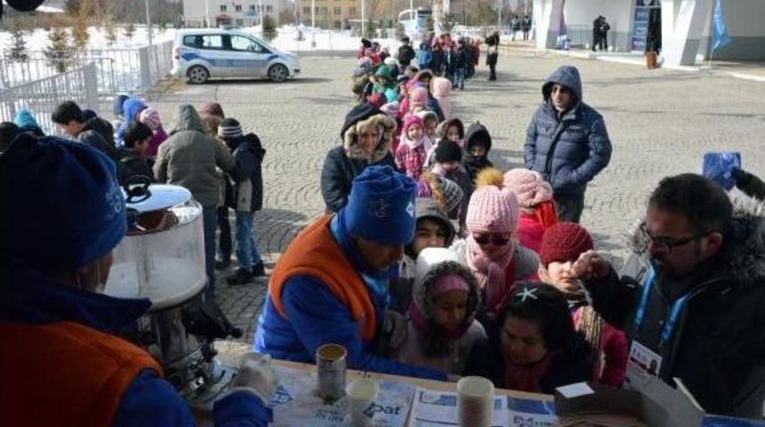 Soğuk Havada, Bedava Sıcak Salep Kuyruğu