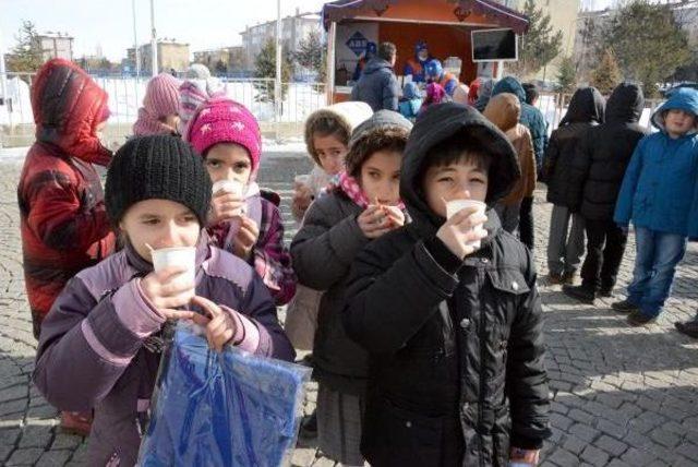 Soğuk Havada, Bedava Sıcak Salep Kuyruğu