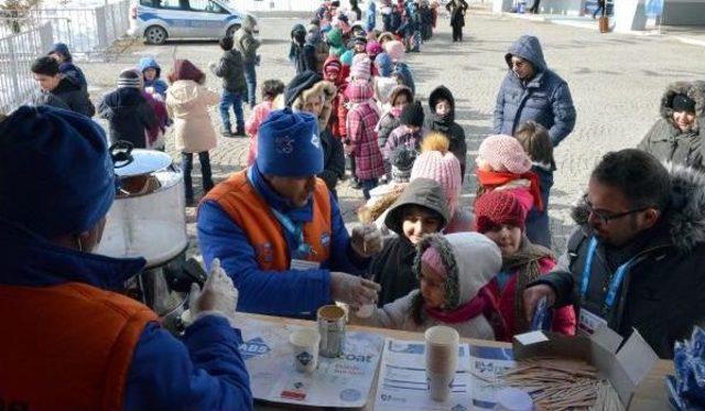 Soğuk Havada, Bedava Sıcak Salep Kuyruğu